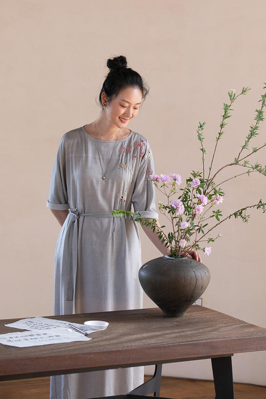 牧衣游原创 手工刺绣重磅真丝炒色连衣裙轻薄圆领宽松长裙 笙调 商品图5