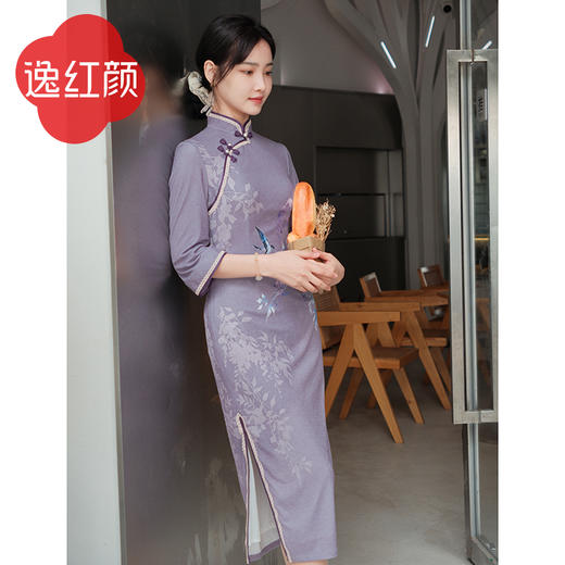 上海逸红颜 若曦 2025年春装新品新中式女装定位手绘紫藤针织旗袍 商品图0