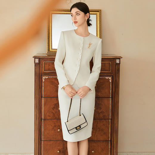 艾尚臣圆领西装套装女长袖米色正装两件套美容院前台接待工作服春 商品图1