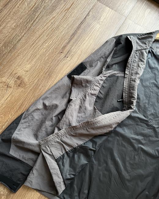 点此购买 始祖鸟春秋季男女款拼色设计连帽防水透气长袖夹克外套 XJ 310977 商品图12