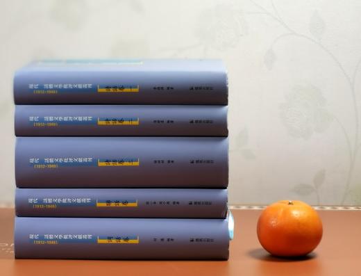 《现代话体文学批评文献丛刊》，精装，32开，全12册，黄霖主编，凤凰出版社2020年一版一印，8916页，总定价：1694页，售价525元，另有几种组合小套装。品相95成。 商品图4