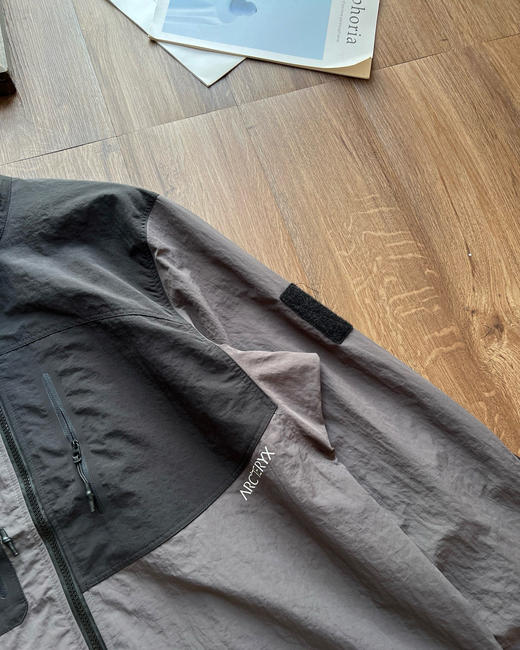 点此购买 始祖鸟春秋季男女款拼色设计连帽防水透气长袖夹克外套 XJ 310977 商品图14