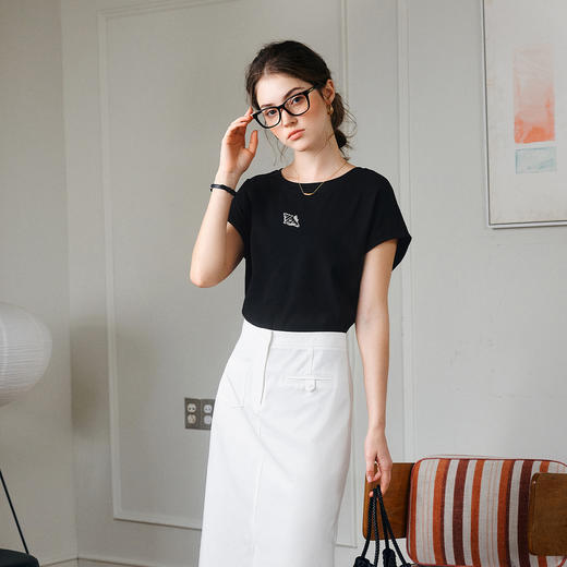 欧芮儿OLrain2025夏季新款连肩短袖简约刺绣T恤女黑色设计感上衣 商品图3
