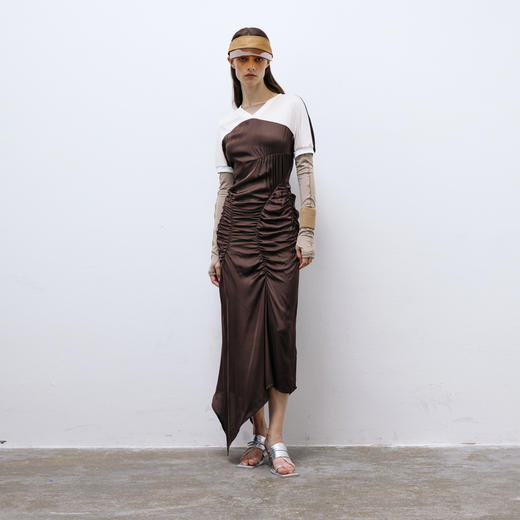 lost in echo2025春夏新款独特仿真丝缎面抽褶修身T恤V领长连衣裙 商品图0