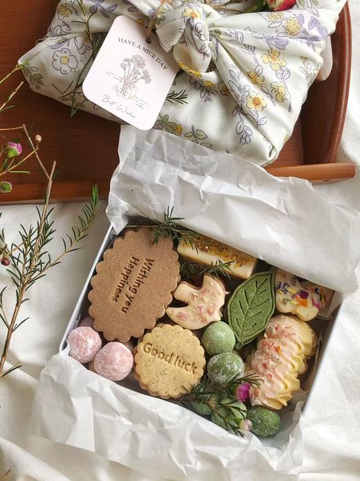 【春日来信】 让你一口掉进春天  爱意梦境里的达西花园-春日版手工艺术曲奇礼盒  商品图1
