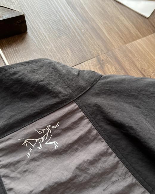 点此购买 始祖鸟春秋季男女款拼色设计连帽防水透气长袖夹克外套 XJ 310977 商品图9