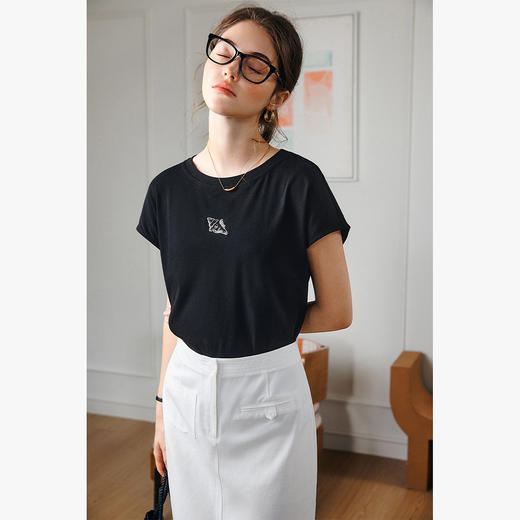 欧芮儿OLrain2025夏季新款连肩短袖简约刺绣T恤女黑色设计感上衣 商品图1