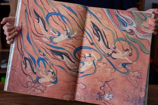 现货《伟大的敦煌》（刷边版）赠：《一念敦煌》送三本+笔+定制画片。 赠送手提编织袋一个。赠：敦煌抱枕1个，敦煌纹样帆布包1个，超大8开敦煌壁画4张。 商品图5