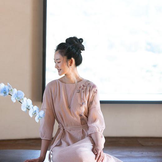 牧衣游原创 丝棉手工刺绣炒色连衣裙文雅古朴蓝色圆领长裙 凉风起 商品图0