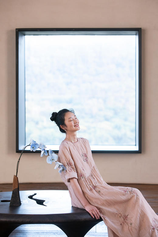 牧衣游原创 丝棉匹绣炒色连衣裙新款圆领宽松轻薄气质长裙 淡极 商品图5