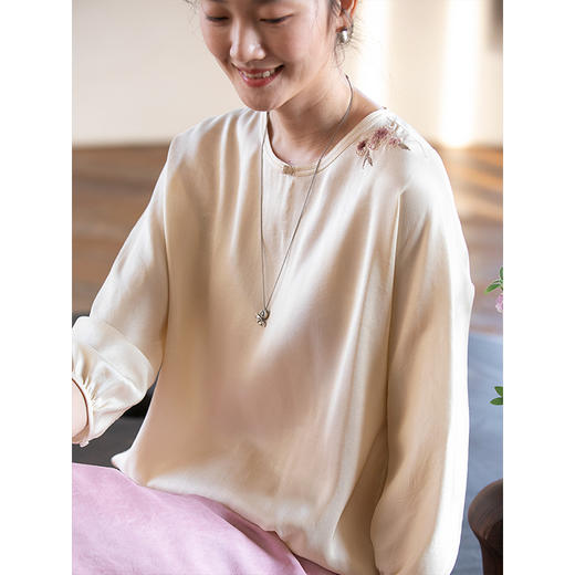 牧衣游原创 手工刺绣重磅真丝炒色套头衫桑蚕丝圆领上衣 听春雨 商品图1