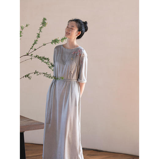 牧衣游原创 手工刺绣重磅真丝炒色连衣裙轻薄圆领宽松长裙 笙调 商品图2