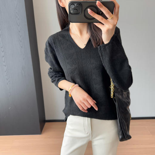 2025超洋气法式温柔显瘦显白V领提花显瘦针织长袖T恤女新款！ 商品图1