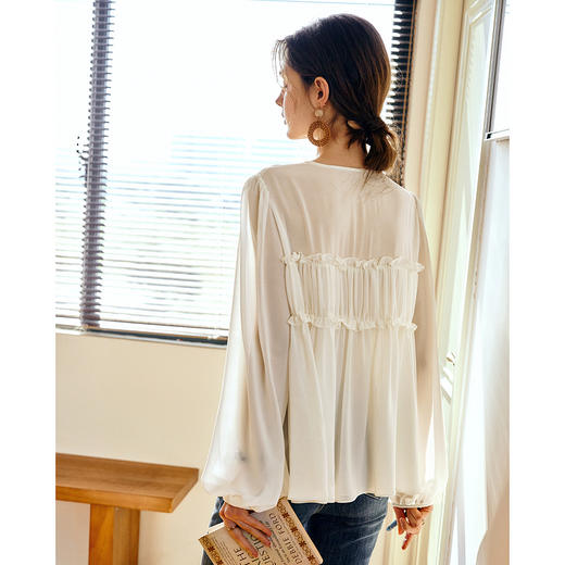 OLrain欧芮儿米杏色V领雪纺衫女春季2025年新款设计感度假风衬衣 商品图3