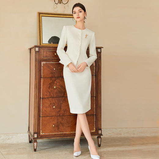 艾尚臣圆领西装套装女长袖米色正装两件套美容院前台接待工作服春 商品图3
