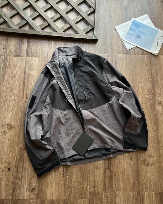 点此购买 始祖鸟春秋季男女款拼色设计连帽防水透气长袖夹克外套 XJ 310977 商品图3