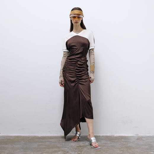 lost in echo2025春夏新款独特仿真丝缎面抽褶修身T恤V领长连衣裙 商品图2