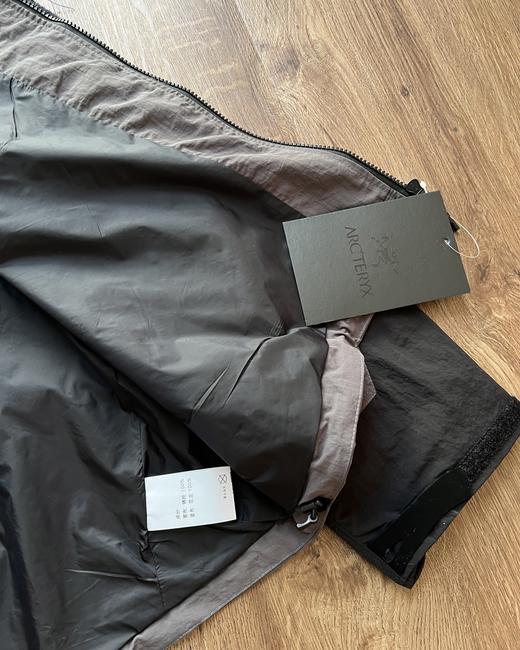 点此购买 始祖鸟春秋季男女款拼色设计连帽防水透气长袖夹克外套 XJ 310977 商品图10