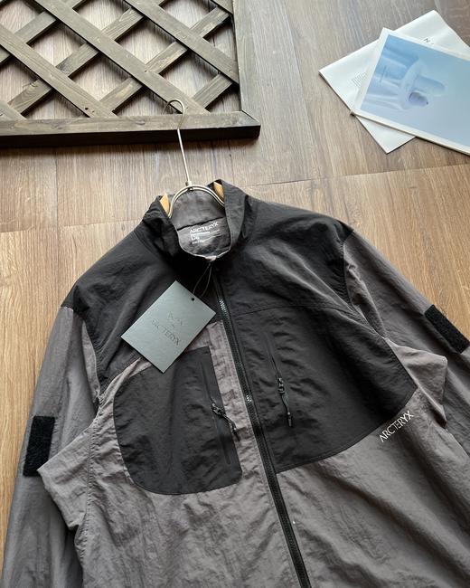 点此购买 始祖鸟春秋季男女款拼色设计连帽防水透气长袖夹克外套 XJ 310977 商品图5