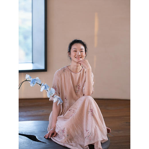 牧衣游原创 丝棉匹绣炒色连衣裙新款圆领宽松轻薄气质长裙 淡极 商品图3