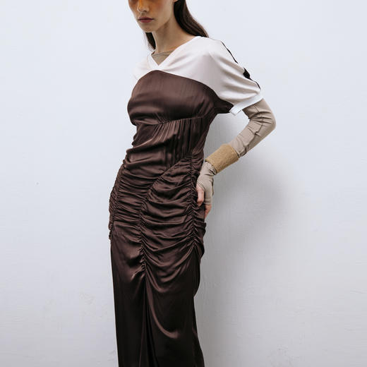 lost in echo2025春夏新款独特仿真丝缎面抽褶修身T恤V领长连衣裙 商品图3