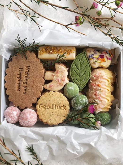 【春日来信】 让你一口掉进春天  爱意梦境里的达西花园-春日版手工艺术曲奇礼盒  商品图0