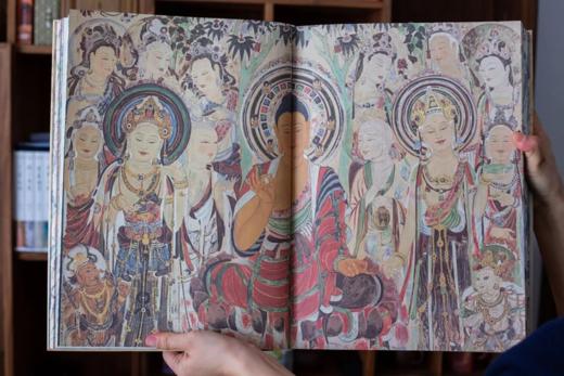 现货《伟大的敦煌》（刷边版）赠：《一念敦煌》送三本+笔+定制画片。 赠送手提编织袋一个。赠：敦煌抱枕1个，敦煌纹样帆布包1个，超大8开敦煌壁画4张。 商品图4