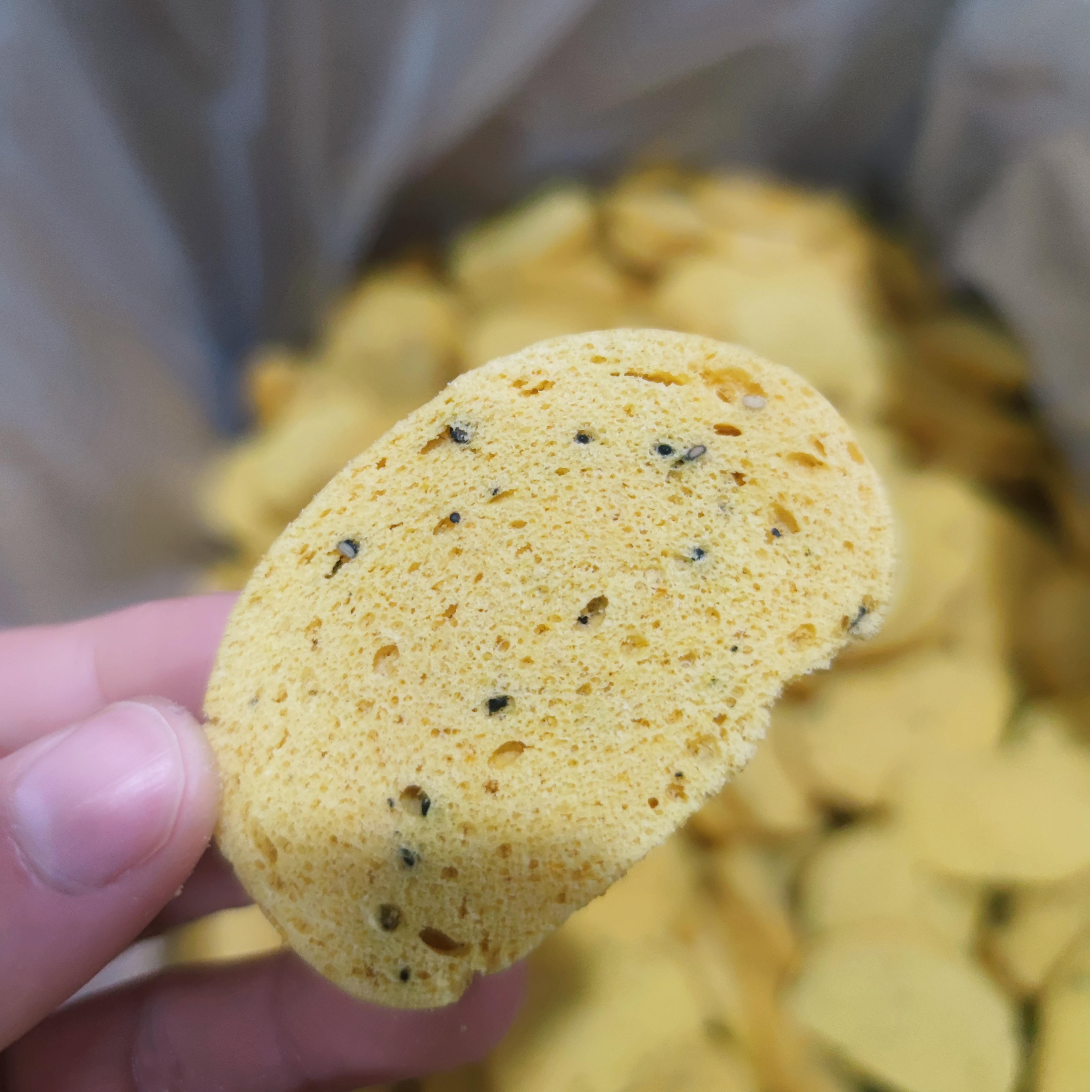 【手工馒头片】来自同事妈妈家的农家小零嘴，临安本地人种的老南瓜和面，配上鸡蛋、纯牛奶，手工制作，没有添加剂，甜度适中，口感香酥脆，也适合老人小孩吃哦。200克/袋，江浙沪圆通包邮~