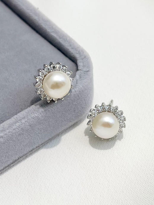 3-5天发货【精美饰品丨1990天然淡水珍珠耳钉系列】甄选优质淡水珍珠，珠体饱满款式简约百搭，精致感满满，随意搭配都不容易出错， 日常适配度很高，一年四季都可以佩戴 商品图1