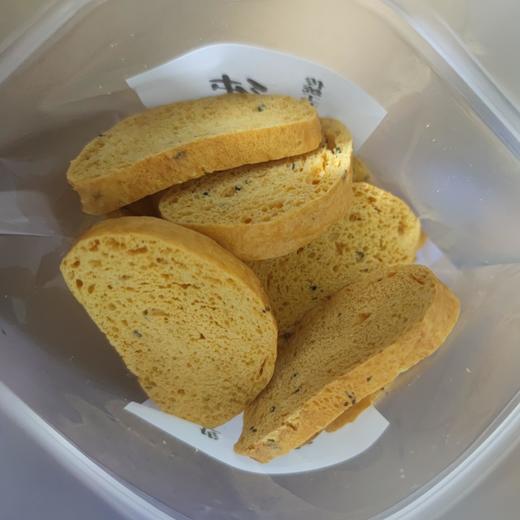 【手工馒头片】来自同事妈妈家的农家小零嘴，临安本地人种的老南瓜和面，配上鸡蛋、纯牛奶，手工制作，没有添加剂，甜度适中，口感香酥脆，也适合老人小孩吃哦。200克/袋，江浙沪圆通包邮~ 商品图3