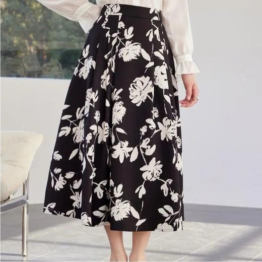 全新升级【铂金会员146/天猫199/差价53】(10942) 洛诗琳25春夏新款法式优雅缎面花色收腰大摆围吊带连衣裙 商品图3