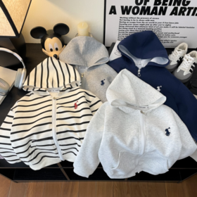 😍宝妈宝爸们看过来👩👦，【佑族春季新款儿童华棉刺绣拉链连帽外套Y2501😎】又到了给宝贝们置办春装的时候啦