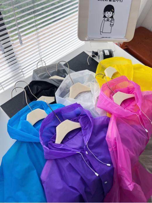 🌸大暴雨随身带！！【高品质版本！！夏日多巴胺EVA环保雨衣 】💰19.9包邮📦直接买一送二！加大加厚！ 👏在雨季来临之际，提前备上！ 商品图2