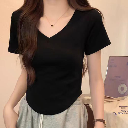 【热卖中！89/任选两件】纯棉短袖T恤女夏季新款V领修身收腰下摆不规则弧形纯欲风女装上衣，V领修身款式，下摆不规则弧形。ry 商品图2