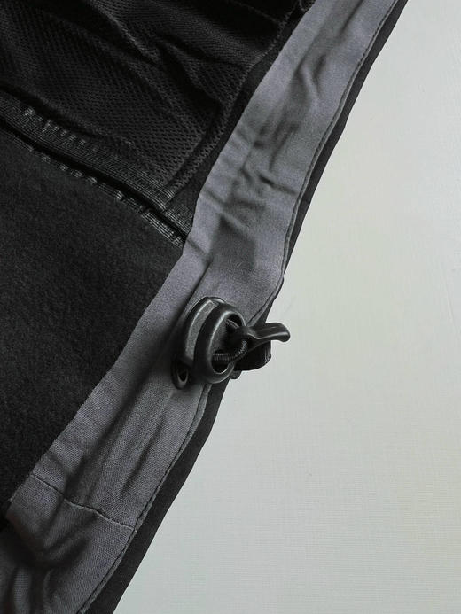 点此购买 始祖鸟春秋季男子户外徒步运动防风防泼水梭织立领软壳夹克 LL 311002 商品图14