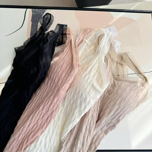 女神节福利，正品日单黛安芬裸感蕾丝背心
颜色：黑色 杏肤色 米白  粉色 
均码90-130可穿
原价6080日元 商品图3