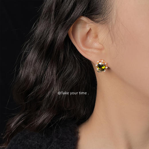 橄榄绿锆石蝴蝶花环耳钉 商品图1