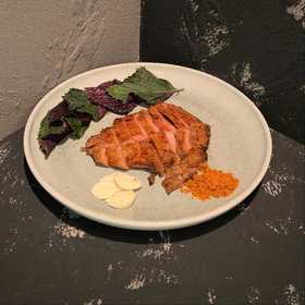 炭烤松板肉配紫苏叶