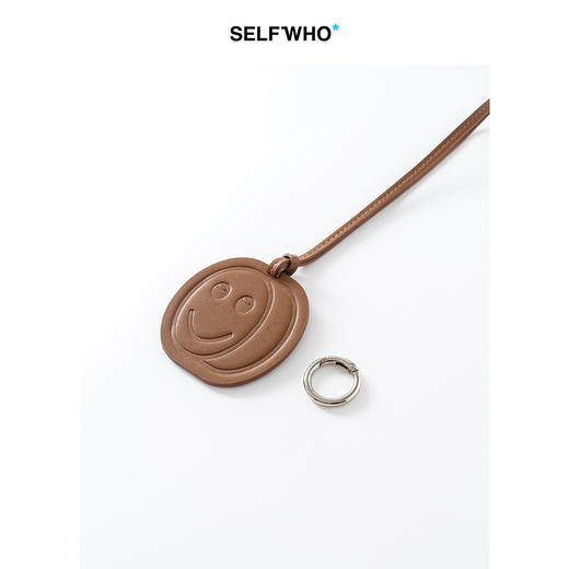 SELFWHO笑脸衣橱咖色挂件2025夏新款PU皮设计感衣服包包配饰挂饰 商品图1