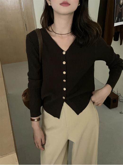 🤩主打实穿搭配的针织开衫🎀【岚可可v领纽扣开衫】它来啦！！🌲！气质V领拉长脖颈线条修饰脸型~ ✨衣身DU特坑条肌理丰富层次感显瘦又耐看~~  商品图5