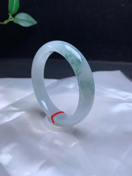 612383，55.5 清新飘花手镯，很清爽，清新白底飘一截淡雅的花的，整体干干净净的 商品图4