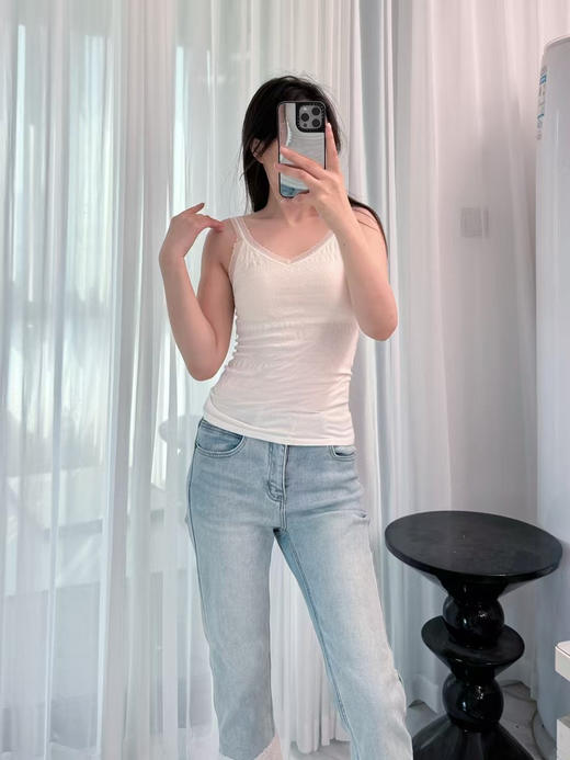 女神节福利，正品日单黛安芬裸感蕾丝背心
颜色：黑色 杏肤色 米白  粉色 
均码90-130可穿
原价6080日元 商品图11