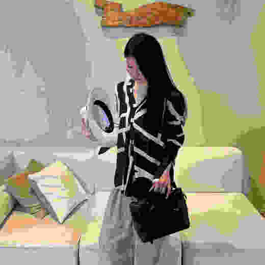 顺丰包邮洛诗琳14647春夏新款设计感字母印花真丝V领衬衫女0780 商品图0