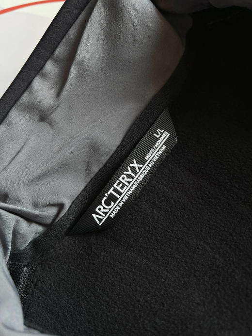 点此购买 始祖鸟春秋季男子户外徒步运动防风防泼水梭织立领软壳夹克 LL 311002 商品图12