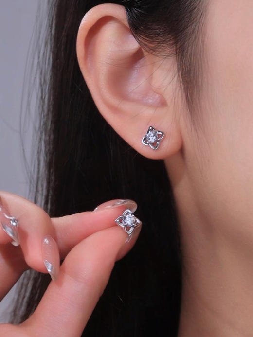 【幸运四叶草】卡蒂罗/KADER 四叶星芒耳钉  闪耀星点璀璨星光原创设计纯银耳饰 轻奢简约小众通勤穿搭配饰 925银 商品图6