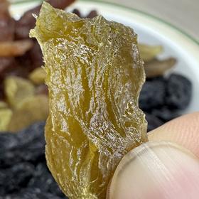 大大的葡萄干，干干净净的吃！特别像十几年前，我第一次在新疆吃的那种葡萄干！