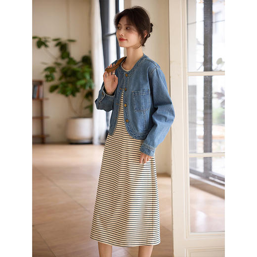 【五折购】熙世界小香风圆领牛仔外套女2025春秋新款小个子复古正肩短款上衣 商品图3