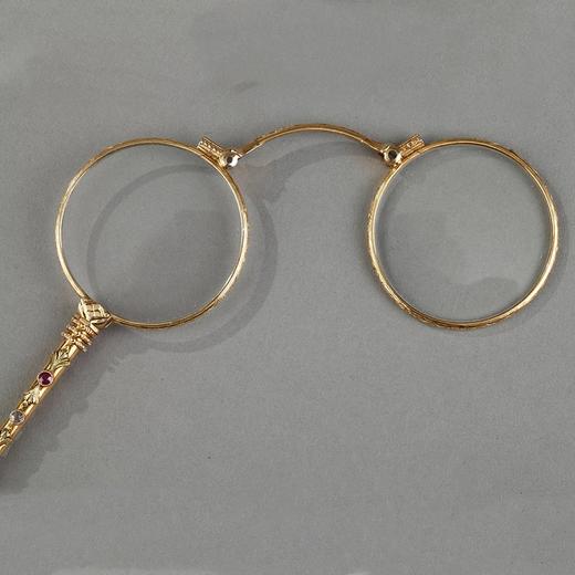 独角鹿西洋古董 19世纪末法国出品花卉主题精雕18k金镶嵌钻石红宝石可折叠手持长柄眼镜 商品图1