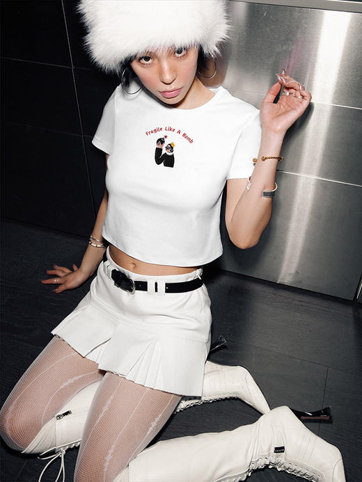 TR她热 易燃易爆炸 十元尼美白色红色刺绣修身带胸垫露背T恤背心 商品图4