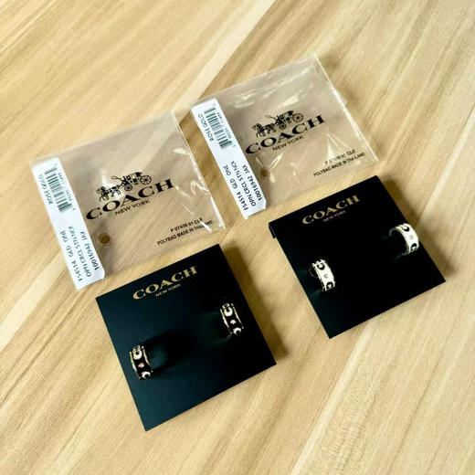 女神节 爆款 2025新春爆款 原单正品Coach/蔻驰 签名珐琅 Rondell 耳钉超帅 超百搭。黑白两色 商品图3